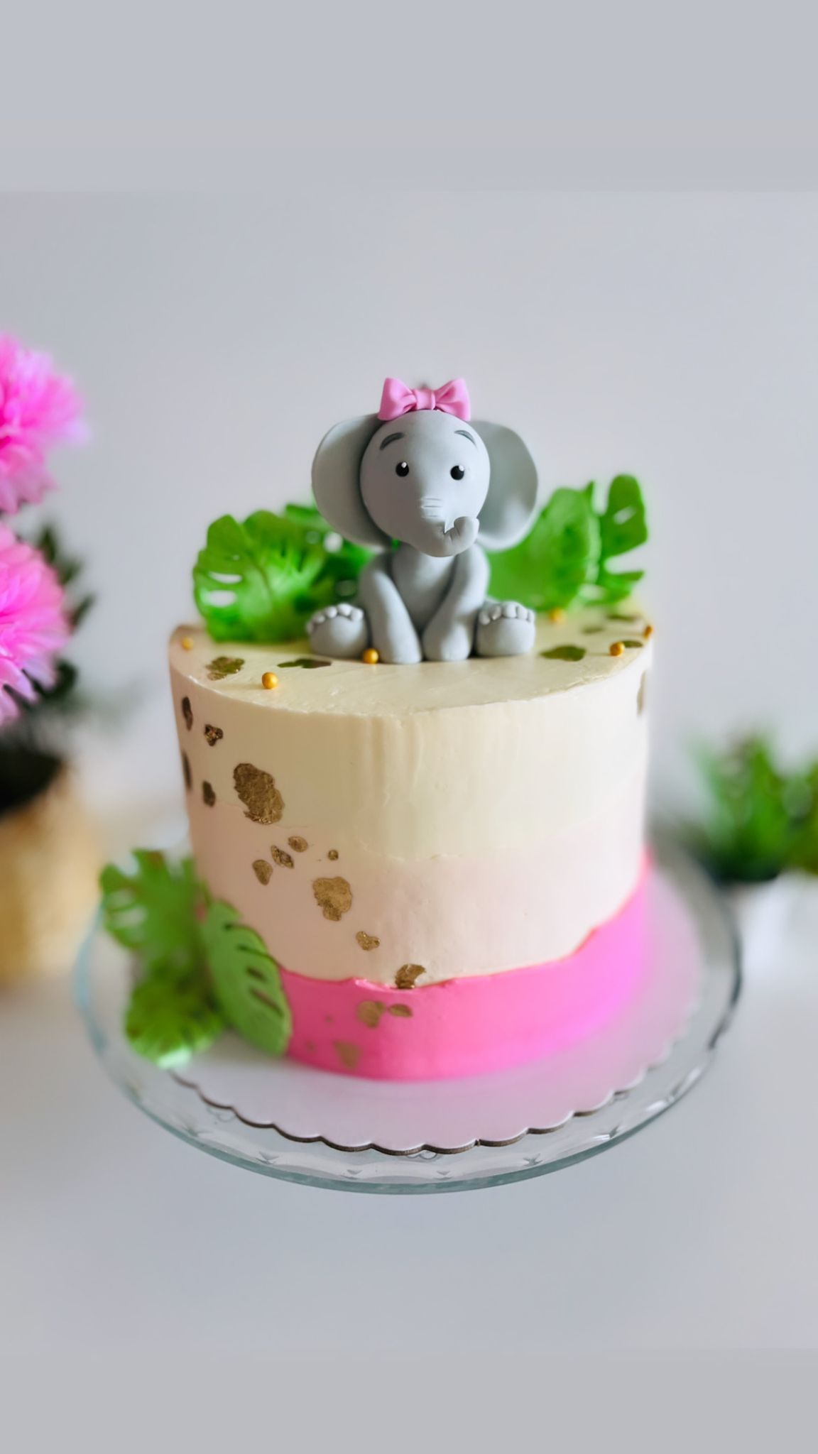 Tarta personalizada con elefantito de fondant modelado a mano