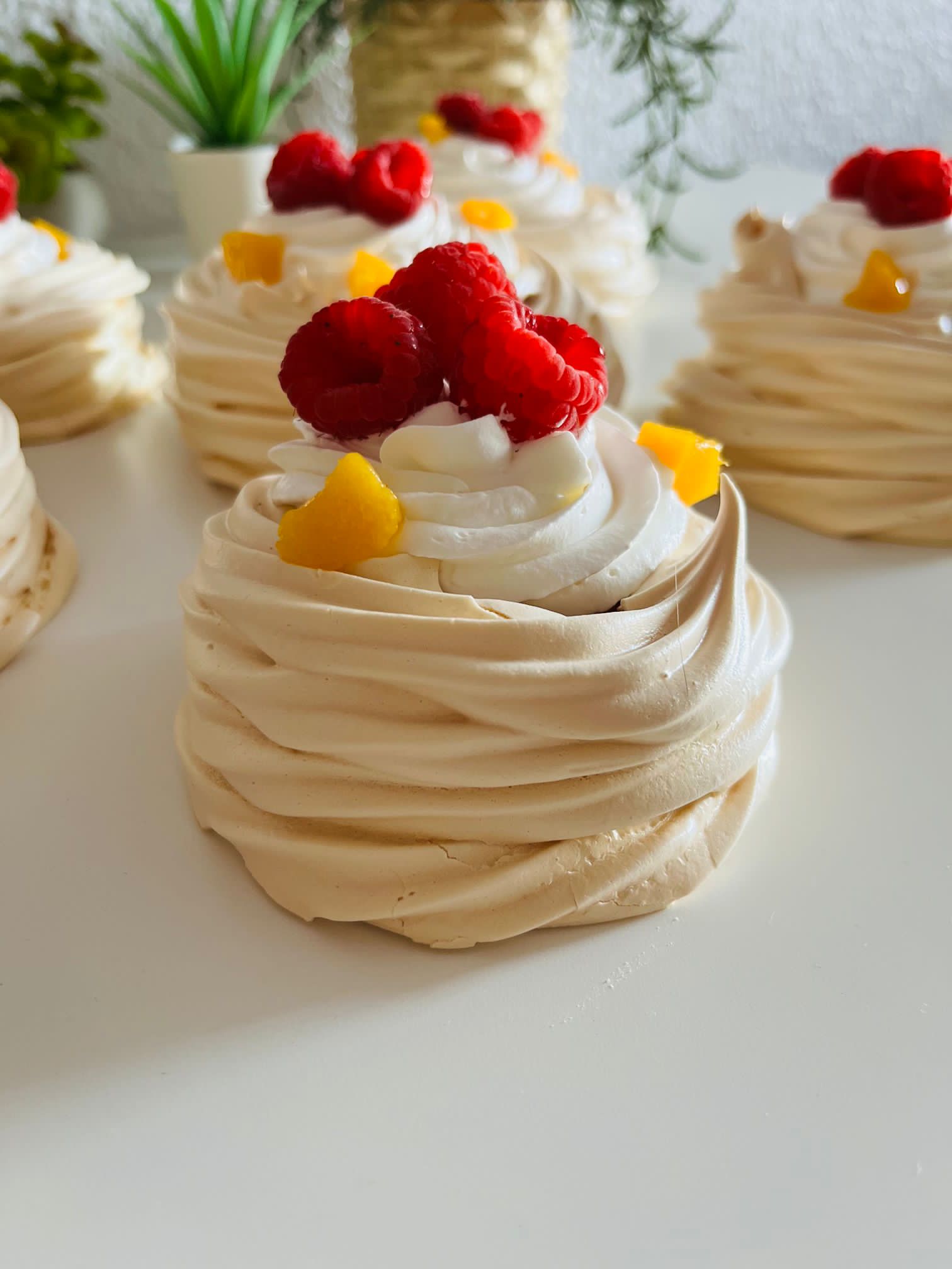 Mini pavlovas artesanales con nata y frambuesas frescas