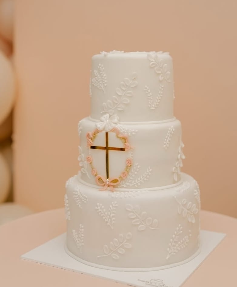 Tarta de comunión en Sevilla de dos pisos en blanco con cruz dorada, de Tartas y Natas