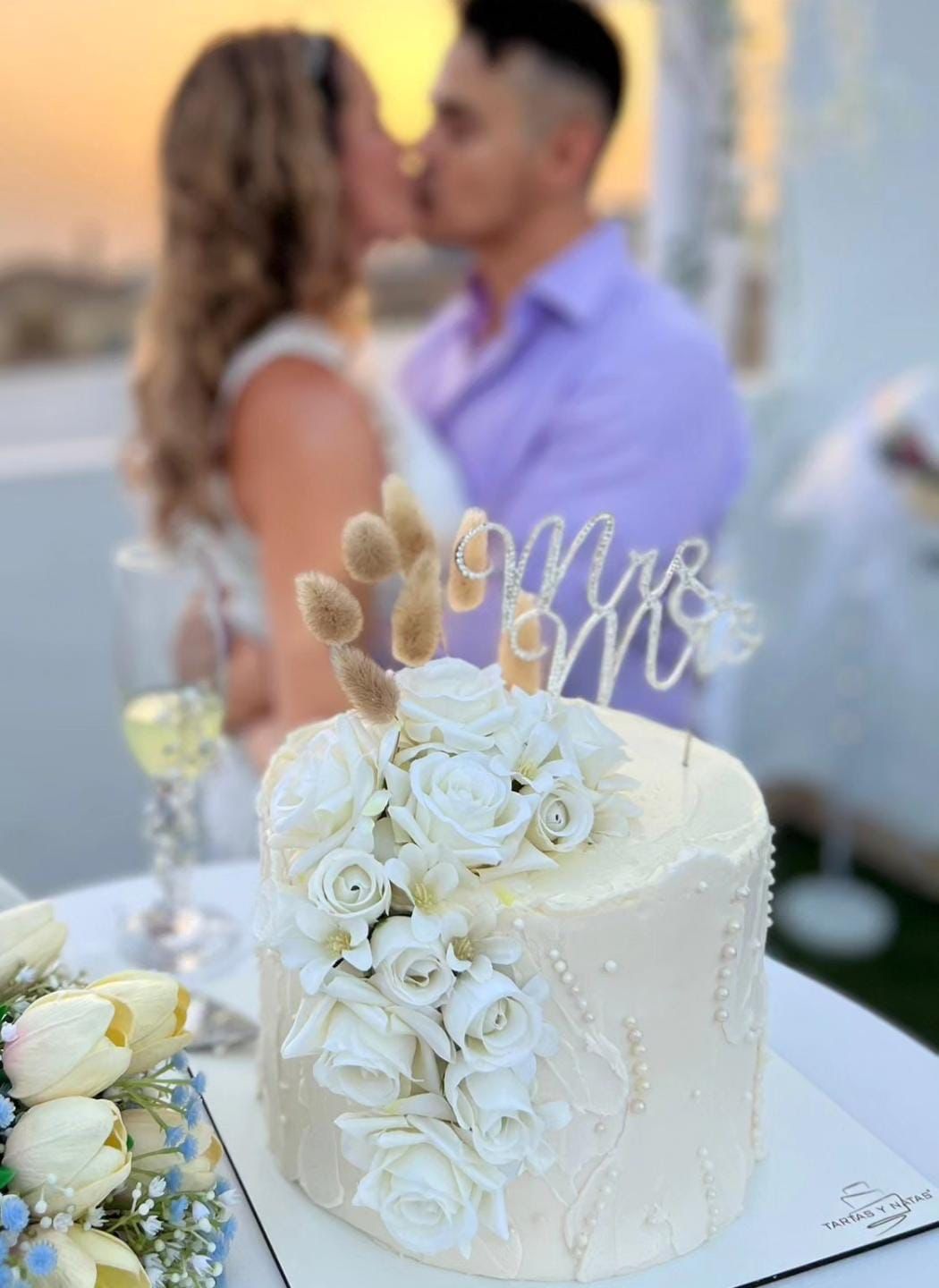 Tarta blanca elegante con rosas naturales, estilo romántico para comuniones y bodas