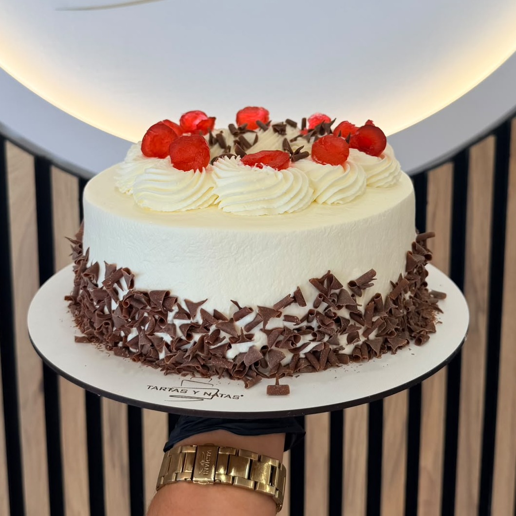 Tarta Selva Negra artesanal de Tartas y Natas: nata montada, guindas y virutas de chocolate, elaborada en Sevilla